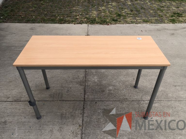 Lote 020 - 2 Mesas de trabajo con estructura metálica y cubierta color madera. Desarmadas - Imagen 7