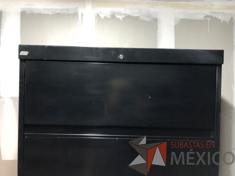 Lote 008 - Gabinete metálico con 5 gavetas color negro - Imagen 4