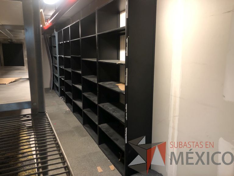 Lote 001 - 2 Libreros metálicos con 5 entrepaños color negro - Imagen 2