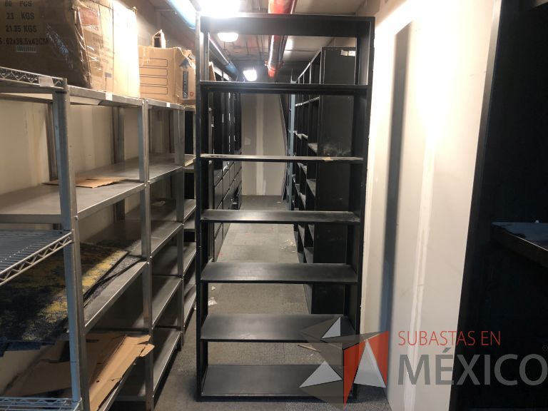 Lote 001 - 2 Libreros metálicos con 5 entrepaños color negro