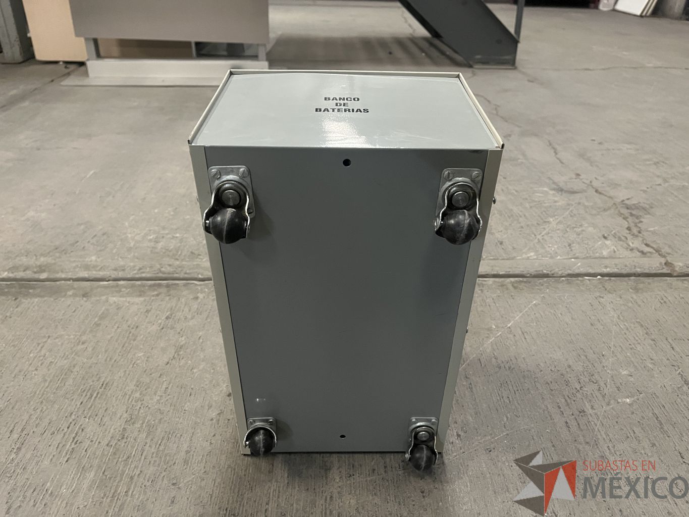 Lote 052 - 6 Bancos de baterías, 35 Baterías de 12 V y 3 Baterías de 6 V - Imagen 9