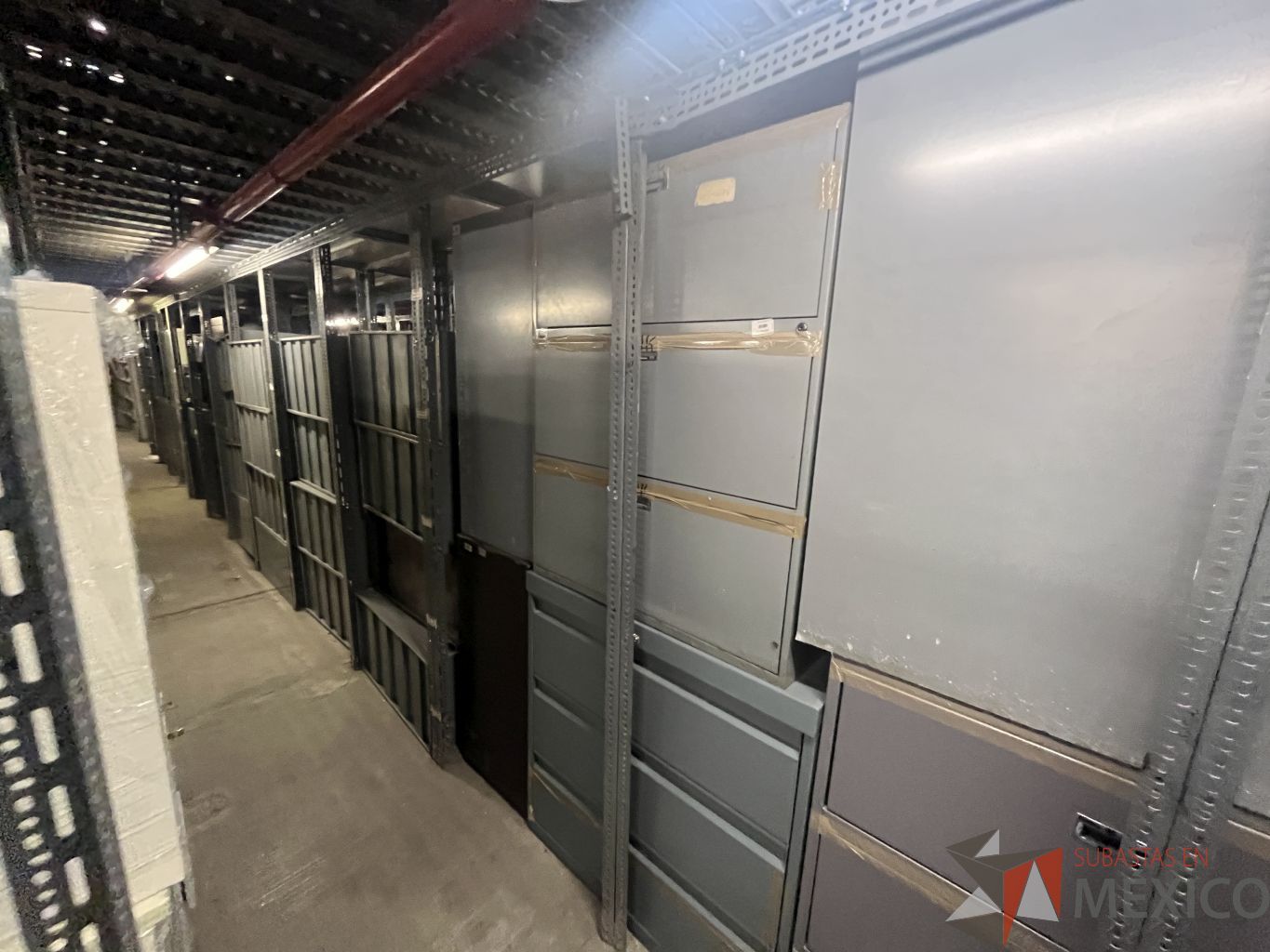 Lote 011 - 37 Archiveros metálicos horizontales de 3 cajones color gris - Imagen 5