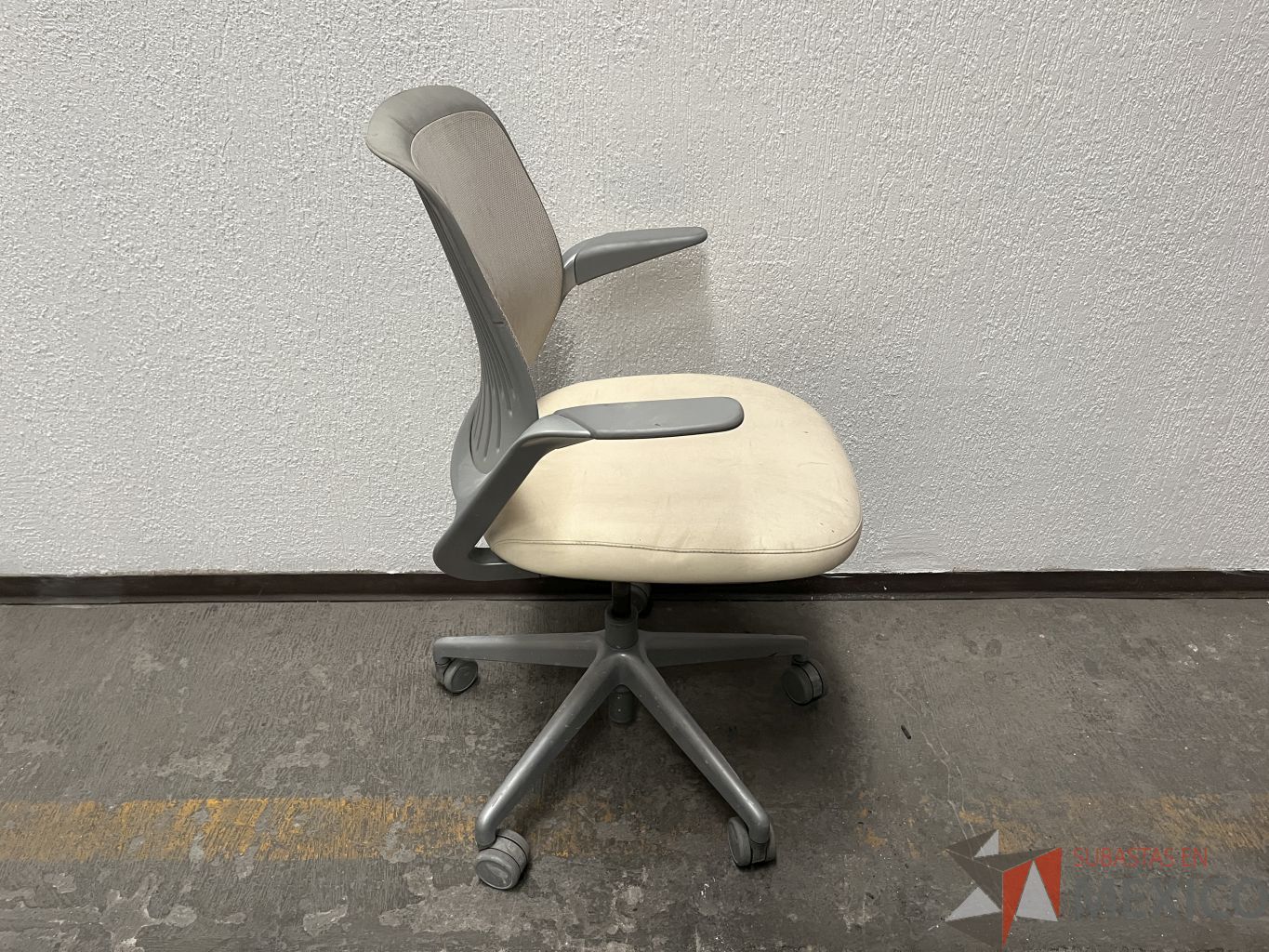 Lote 017 - 721 Sillas operativas con ruedas y 340 Sillas altas con descansapies - Imagen 9