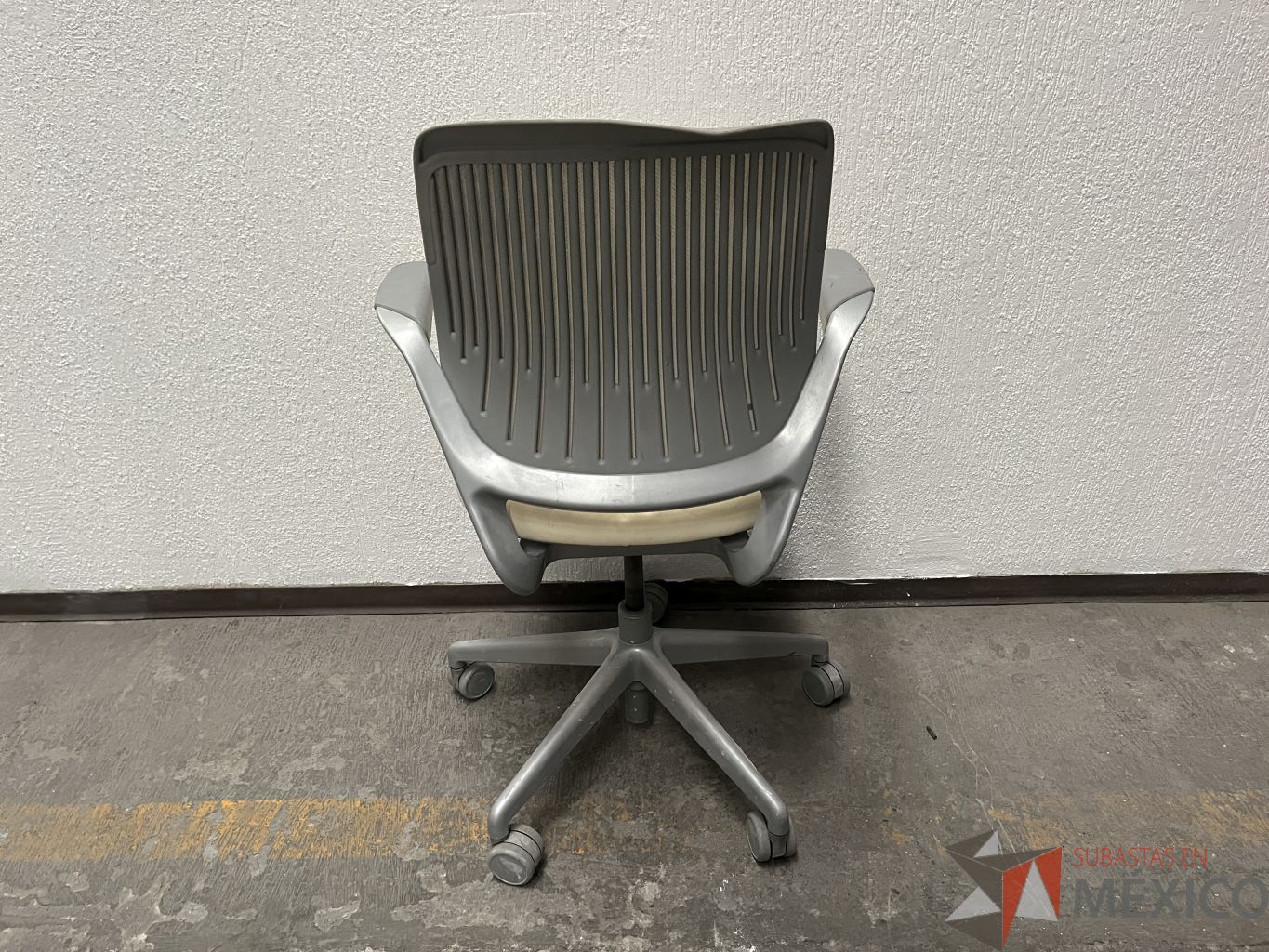 Lote 017 - 721 Sillas operativas con ruedas y 340 Sillas altas con descansapies - Imagen 10