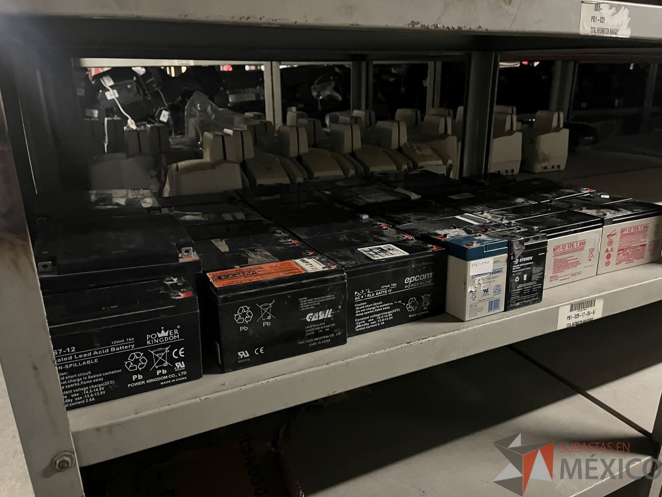 Lote 052 - 6 Bancos de baterías, 35 Baterías de 12 V y 3 Baterías de 6 V