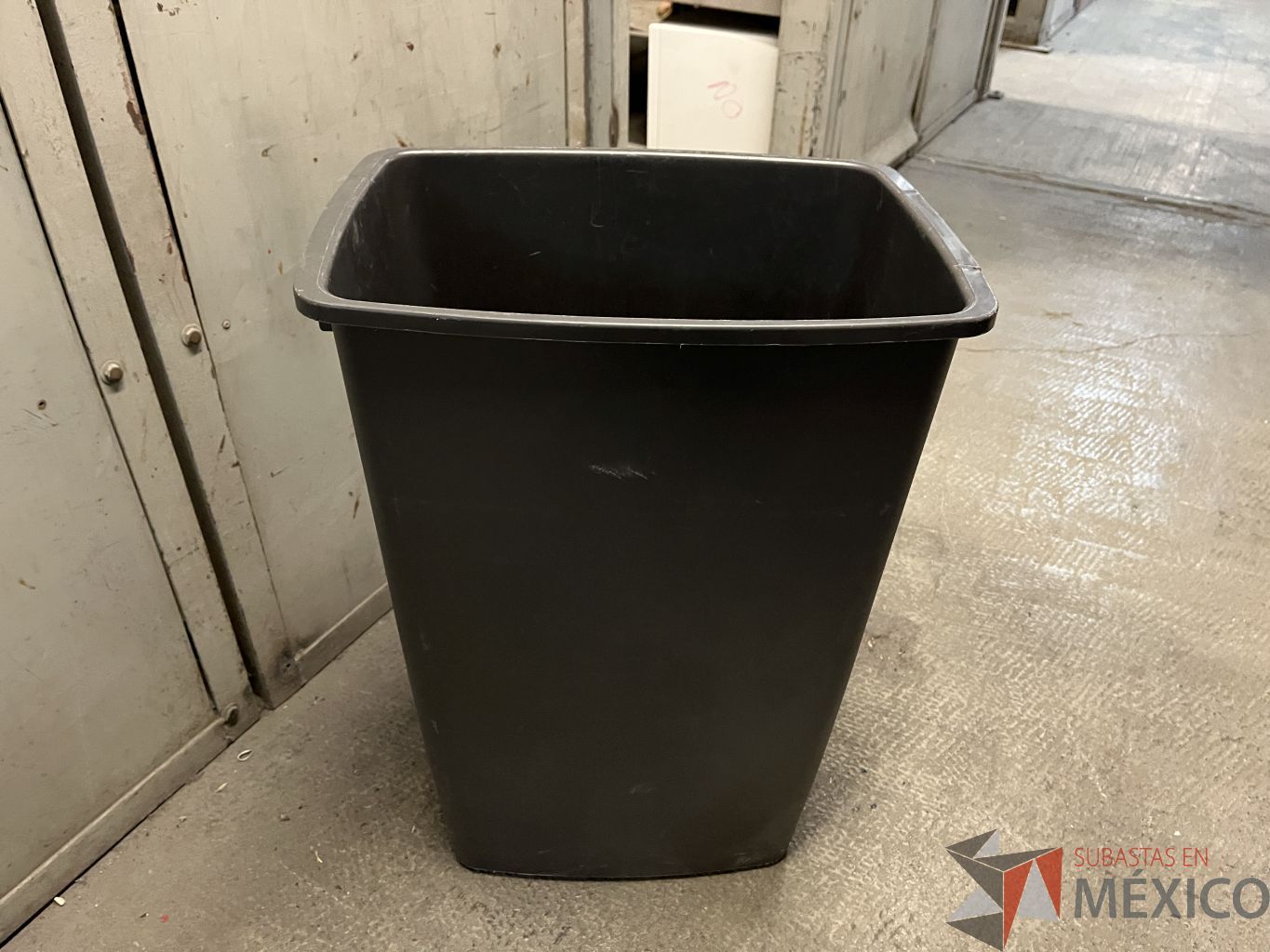 Lote 004 - 220 Botes de basura de diferentes modelos y medidas (Plástico, Metálico y Acrílico) - Imagen 2