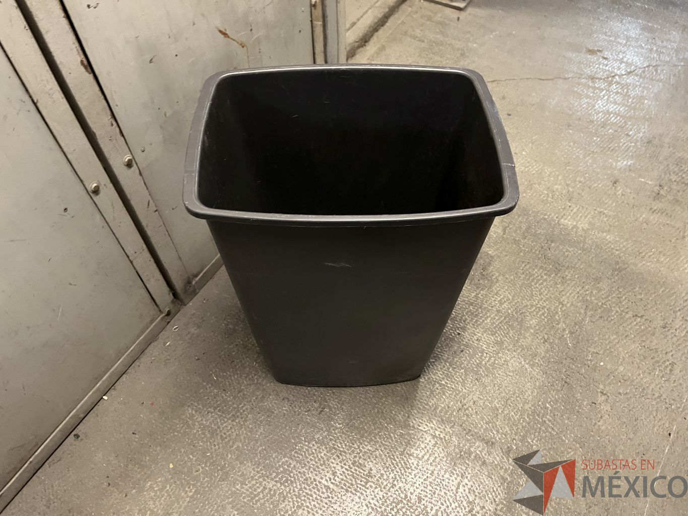 Lote 004 - 220 Botes de basura de diferentes modelos y medidas (Plástico, Metálico y Acrílico) - Imagen 3