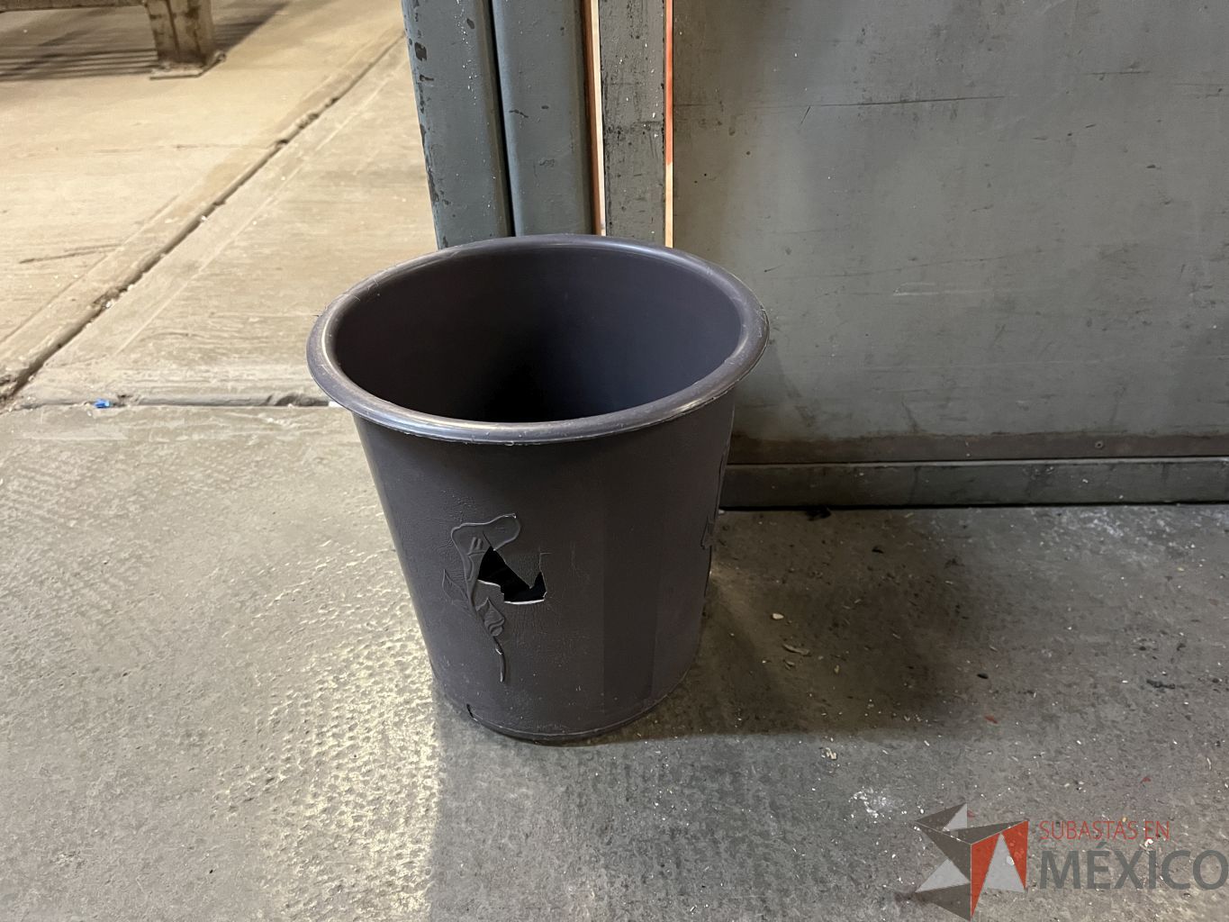 Lote 004 - 220 Botes de basura de diferentes modelos y medidas (Plástico, Metálico y Acrílico) - Imagen 10