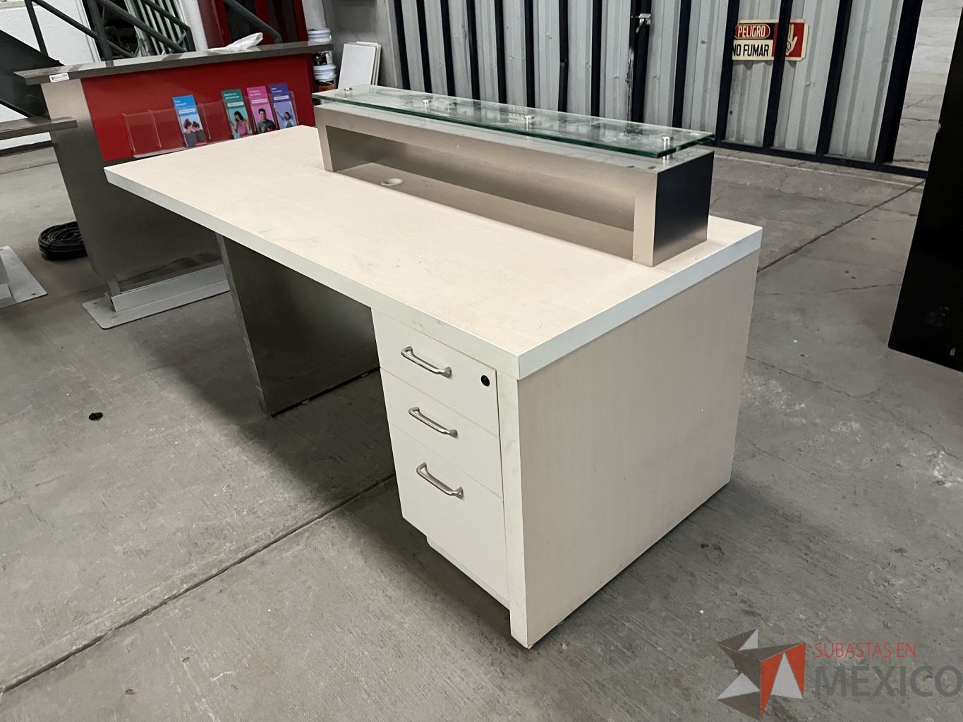 Lote 023 - 18 Mesas de trabajo, 5 Muebles de recepción, 3 Muebles de servicio y Credenza de 3 puertas y 1 gaveta corrediza