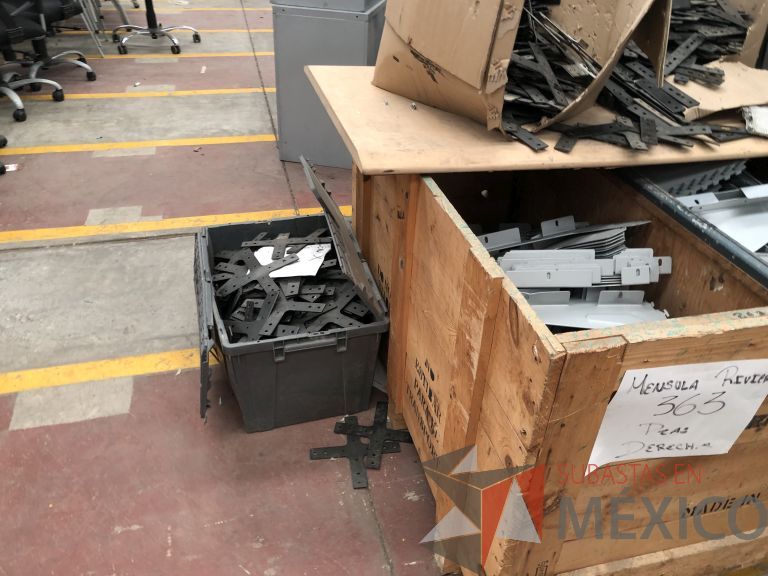 Lote 010 - Lote con (mamparas con accesorios, cubiertas, patas y tapas. (Accesorios para estación de trabajo), aproximadamente 5000 - Imagen 25