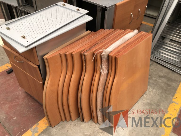 Lote 010 - Lote con (mamparas con accesorios, cubiertas, patas y tapas. (Accesorios para estación de trabajo), aproximadamente 5000 - Imagen 24