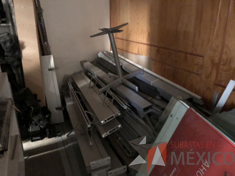 Lote 010 - Lote con (mamparas con accesorios, cubiertas, patas y tapas. (Accesorios para estación de trabajo), aproximadamente 5000 - Imagen 22