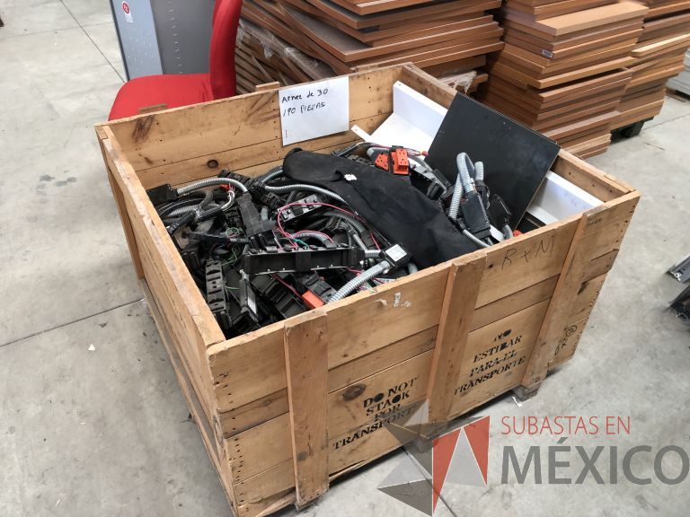 Lote 010 - Lote con (mamparas con accesorios, cubiertas, patas y tapas. (Accesorios para estación de trabajo), aproximadamente 5000 - Imagen 17