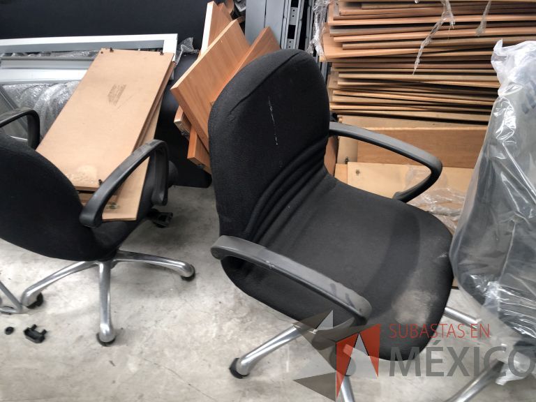 Lote 030 - 5 Sillas operativas con ruedas, descansabrazos fijo, asiento y respaldo en tela color negro - Imagen 2