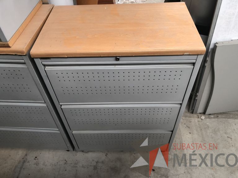 Lote 096 - Archivero horizontal metálico de 3 cajones con cubierta color madera - Imagen 3
