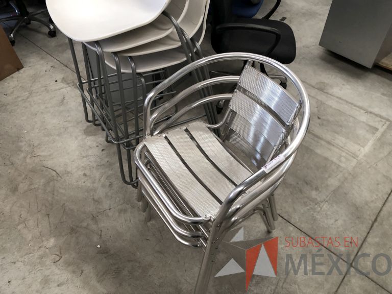 Lote 027 - Silla fija, asiento y respaldo metálico color gris - Imagen 2