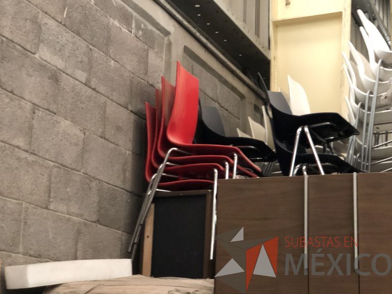 Lote 075 - 2 Sillas fijas, asiento y respaldo en plástico color rojo