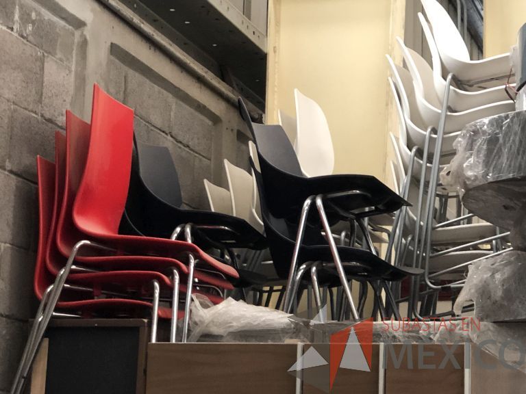 Lote 047 - Silla fija, asiento y respaldo en plástico color negro