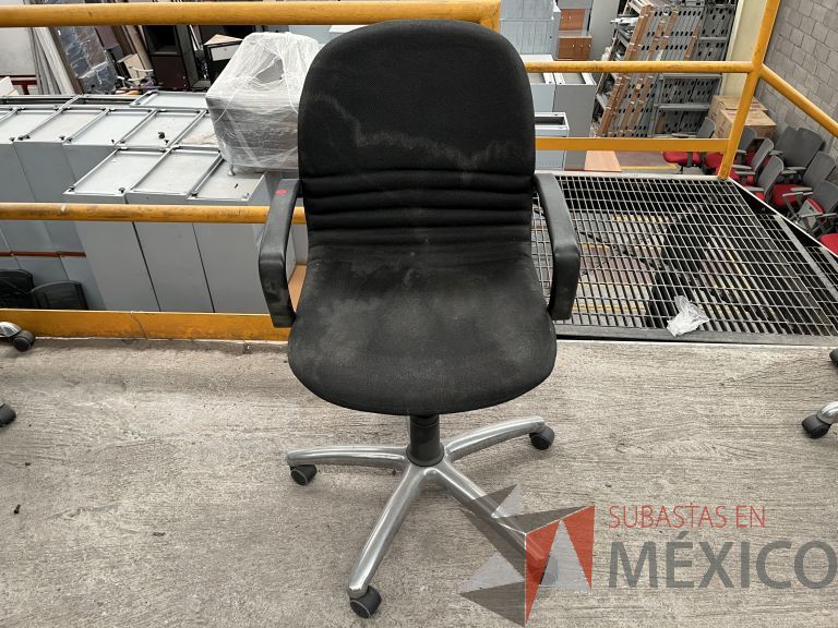 Lote 063 - 5 Sillas operativas con ruedas, descansa brazos, asiento y respaldo en tela color negro