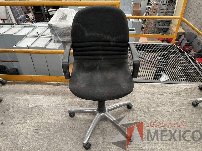 Lote 063 - 5 Sillas operativas con ruedas, descansa brazos, asiento y respaldo en tela color negro - Imagen 6