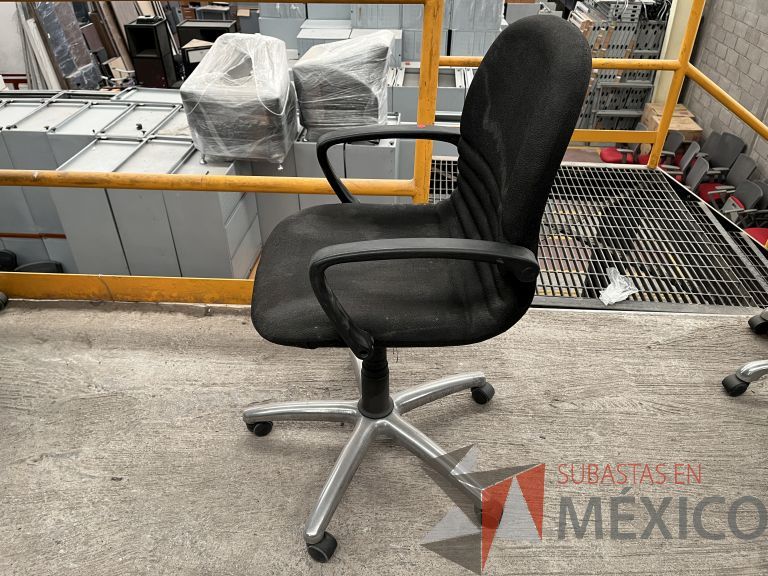 Lote 063 - 5 Sillas operativas con ruedas, descansa brazos, asiento y respaldo en tela color negro - Imagen 5