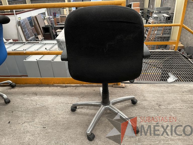 Lote 063 - 5 Sillas operativas con ruedas, descansa brazos, asiento y respaldo en tela color negro - Imagen 4