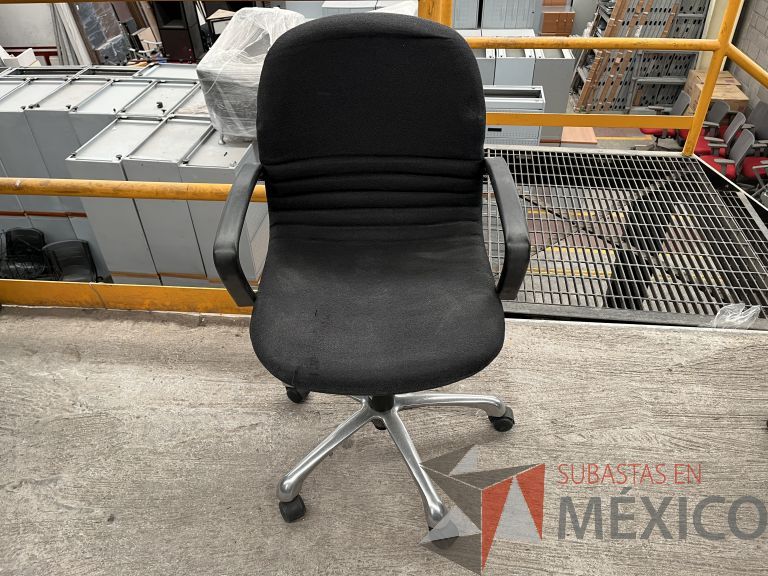 Lote 063 - 5 Sillas operativas con ruedas, descansa brazos, asiento y respaldo en tela color negro - Imagen 3