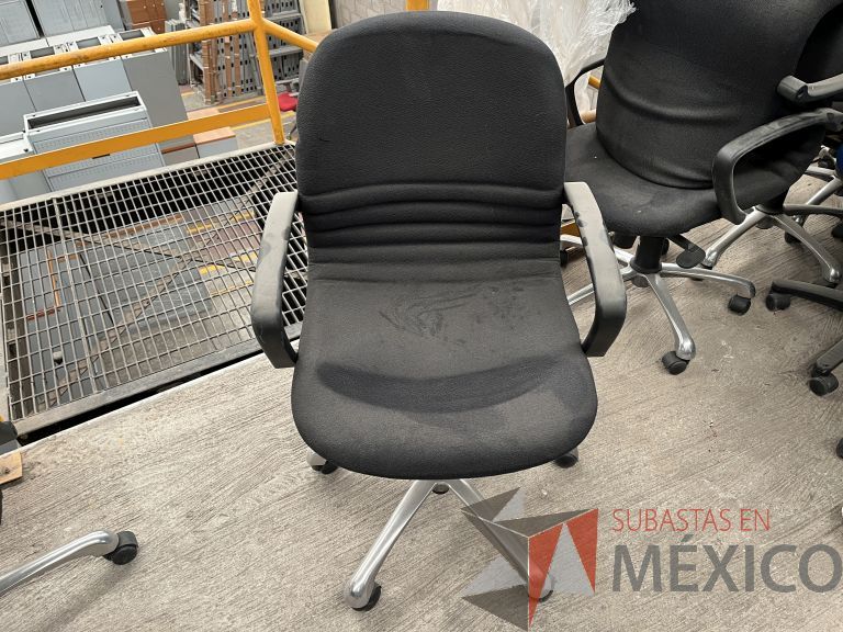 Lote 063 - 5 Sillas operativas con ruedas, descansa brazos, asiento y respaldo en tela color negro - Imagen 2