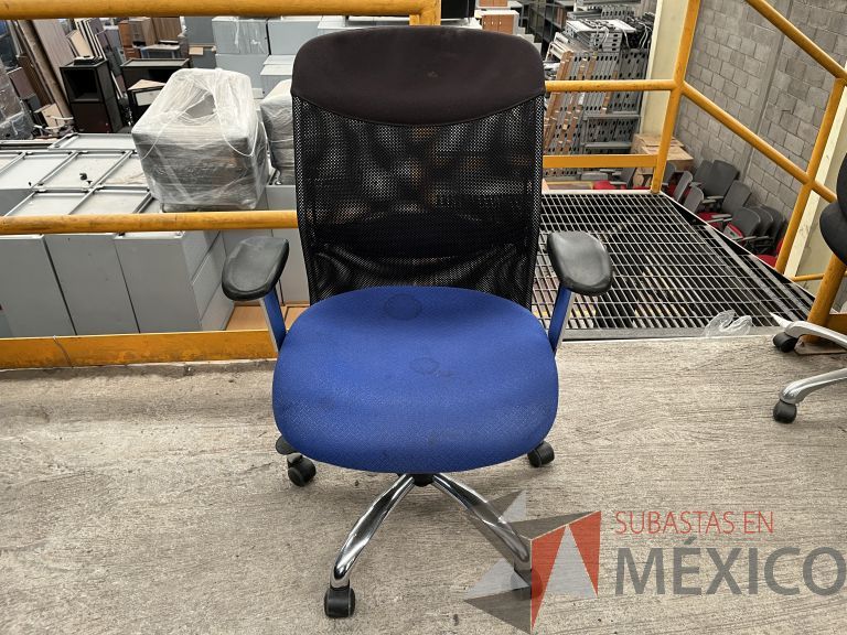 Lote 001 - Silla operativa con ruedas, descansabrazos, respaldo en malla y asiento en tela color azul