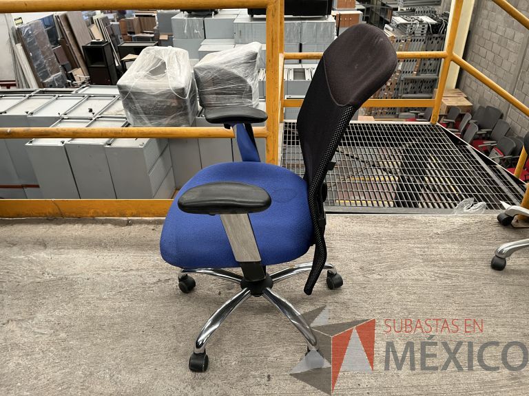 Lote 001 - Silla operativa con ruedas, descansabrazos, respaldo en malla y asiento en tela color azul - Imagen 7