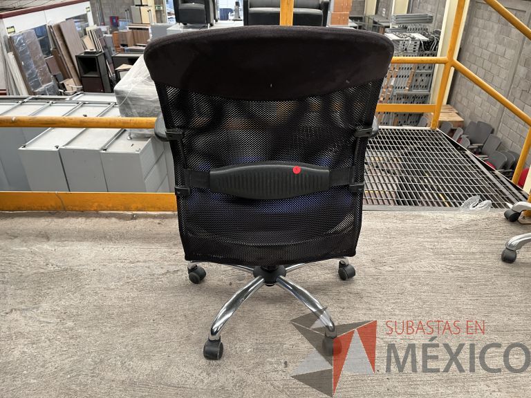 Lote 001 - Silla operativa con ruedas, descansabrazos, respaldo en malla y asiento en tela color azul - Imagen 6