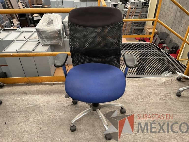 Lote 001 - Silla operativa con ruedas, descansabrazos, respaldo en malla y asiento en tela color azul - Imagen 5