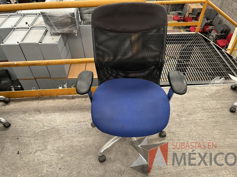 Lote 001 - Silla operativa con ruedas, descansabrazos, respaldo en malla y asiento en tela color azul - Imagen 4