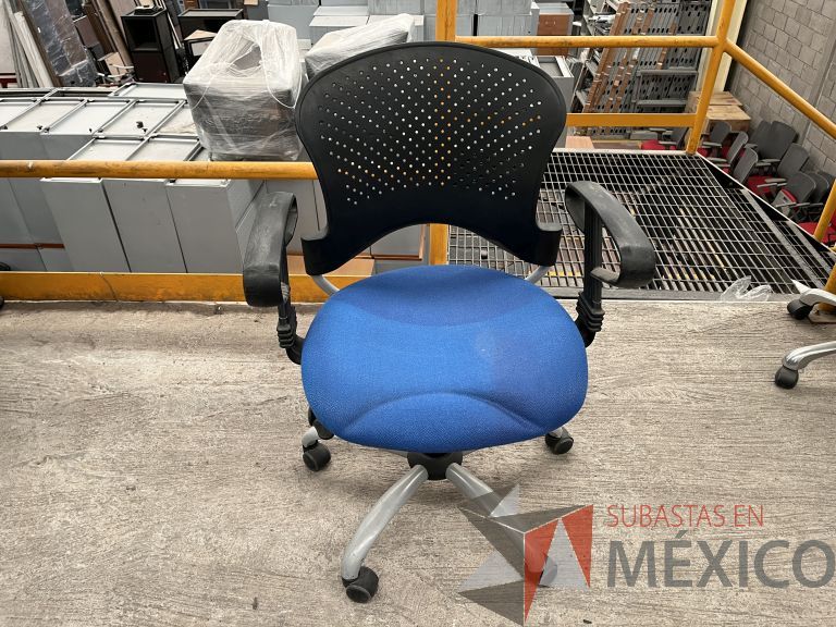 Lote 021 - 5 Sillas operativas con ruedas, descansabrazos, respaldo en plástico y asiento en tela color azul