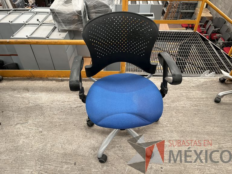 Lote 021 - 5 Sillas operativas con ruedas, descansabrazos, respaldo en plástico y asiento en tela color azul - Imagen 10