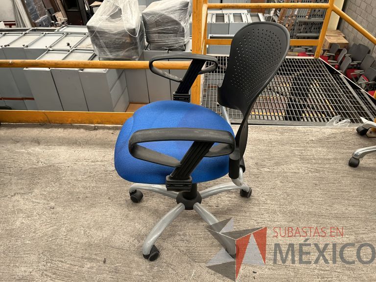 Lote 021 - 5 Sillas operativas con ruedas, descansabrazos, respaldo en plástico y asiento en tela color azul - Imagen 9