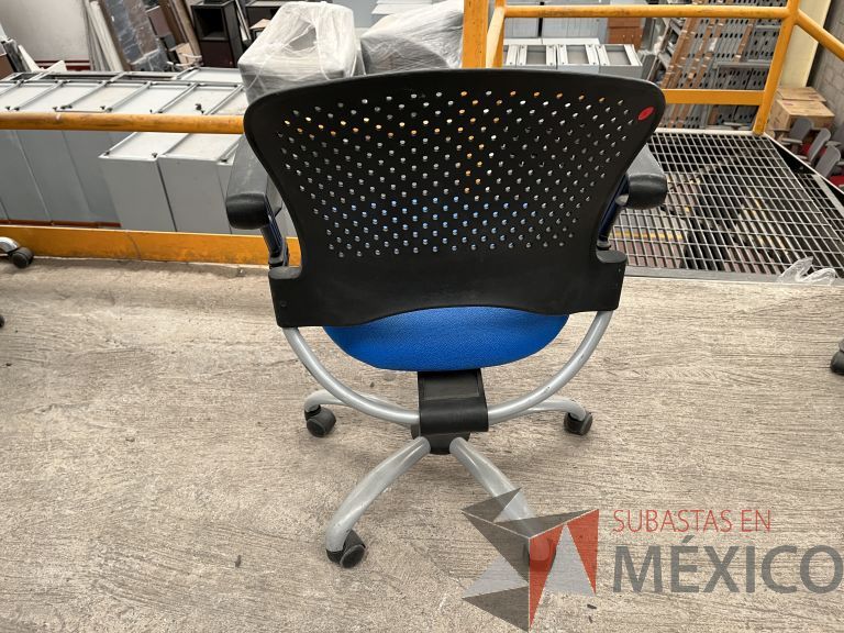 Lote 021 - 5 Sillas operativas con ruedas, descansabrazos, respaldo en plástico y asiento en tela color azul - Imagen 8
