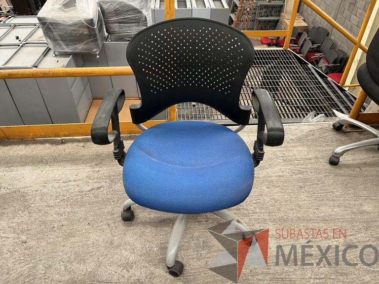 Lote 021 - 5 Sillas operativas con ruedas, descansabrazos, respaldo en plástico y asiento en tela color azul - Imagen 7