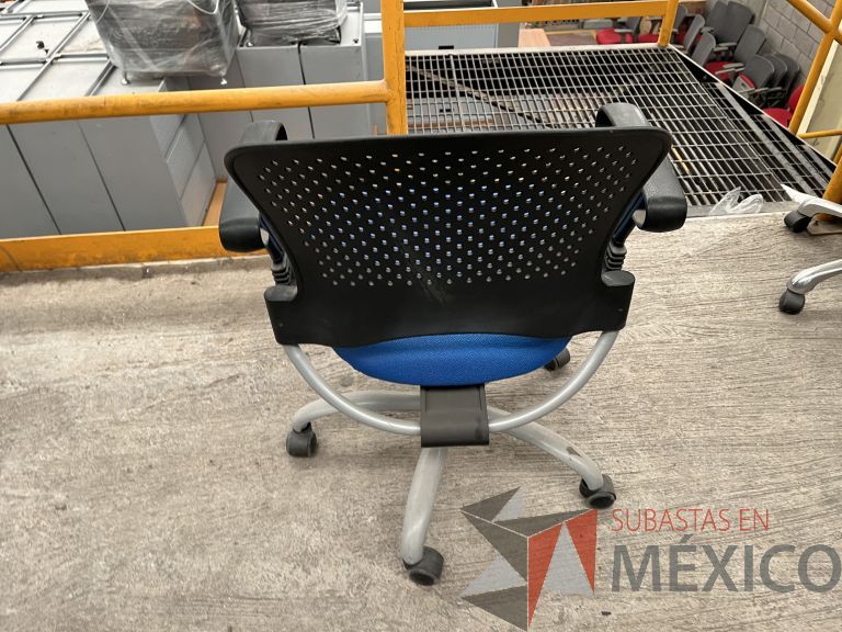 Lote 021 - 5 Sillas operativas con ruedas, descansabrazos, respaldo en plástico y asiento en tela color azul - Imagen 6