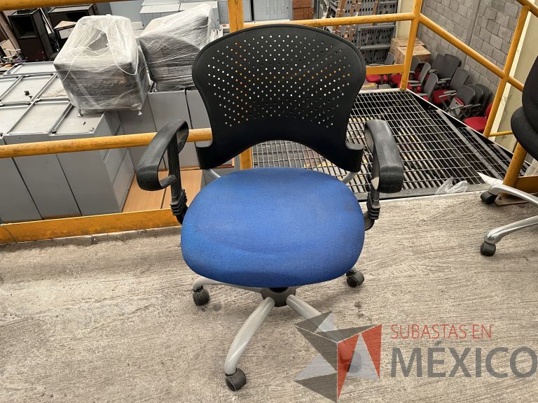 Lote 021 - 5 Sillas operativas con ruedas, descansabrazos, respaldo en plástico y asiento en tela color azul - Imagen 5