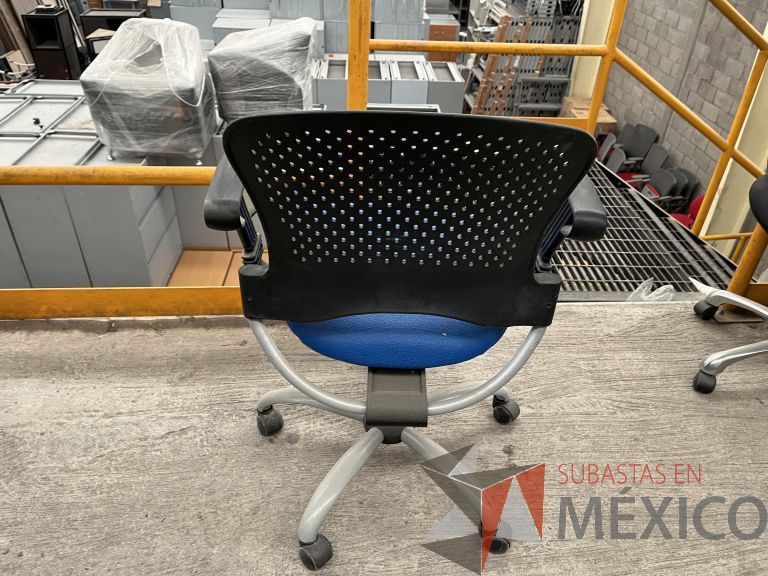 Lote 021 - 5 Sillas operativas con ruedas, descansabrazos, respaldo en plástico y asiento en tela color azul - Imagen 4