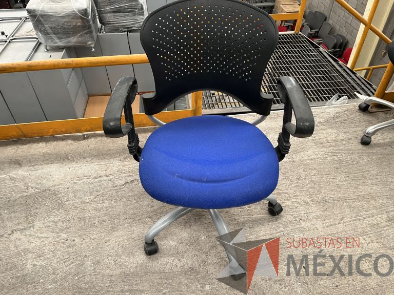Lote 021 - 5 Sillas operativas con ruedas, descansabrazos, respaldo en plástico y asiento en tela color azul - Imagen 3
