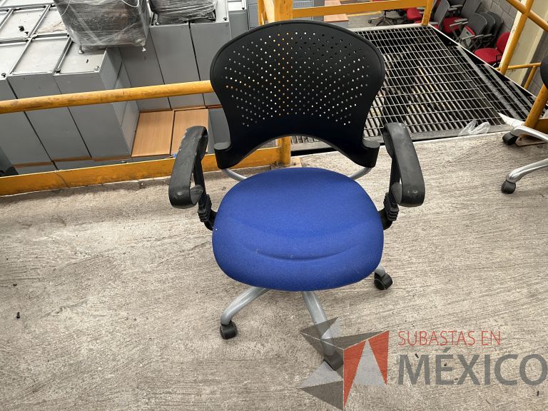 Lote 021 - 5 Sillas operativas con ruedas, descansabrazos, respaldo en plástico y asiento en tela color azul - Imagen 2