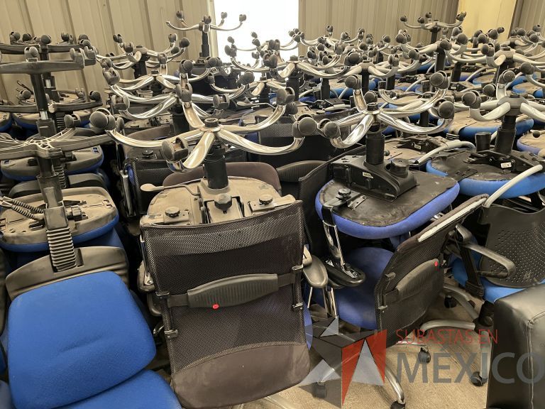 Lote 001 - Silla operativa con ruedas, descansabrazos, respaldo en malla y asiento en tela color azul - Imagen 2