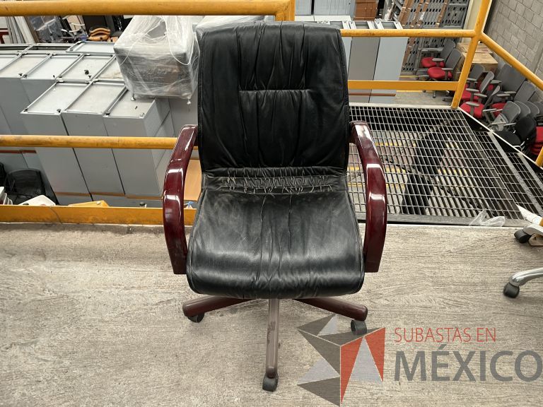 Lote 051 - 5 Sillas operativas con ruedas, descansa brazos de madera, asiento y respaldo en piel