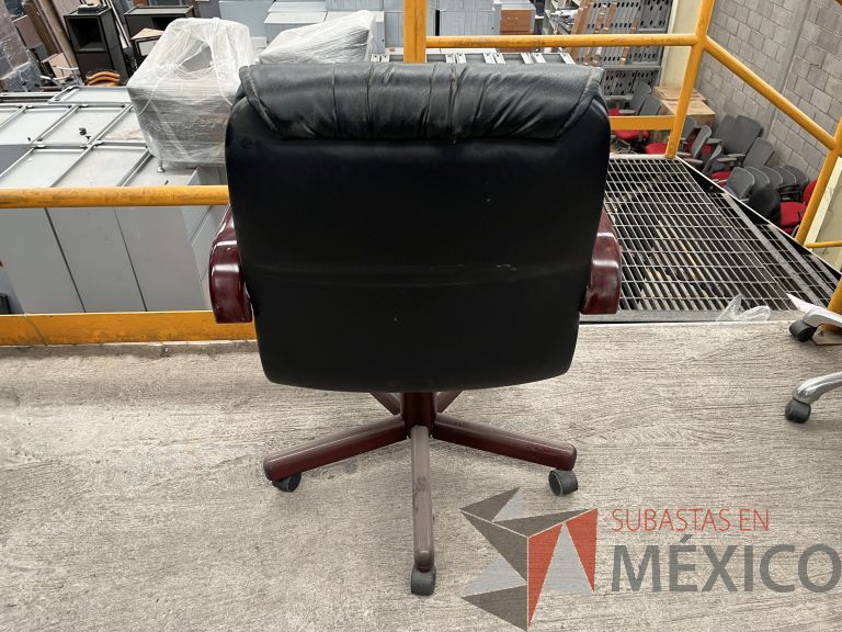 Lote 051 - 5 Sillas operativas con ruedas, descansa brazos de madera, asiento y respaldo en piel - Imagen 4