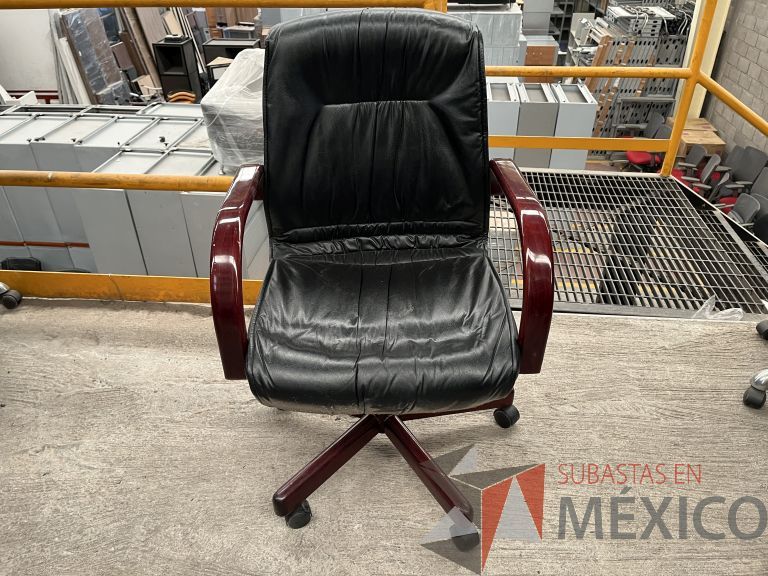 Lote 051 - 5 Sillas operativas con ruedas, descansa brazos de madera, asiento y respaldo en piel - Imagen 3