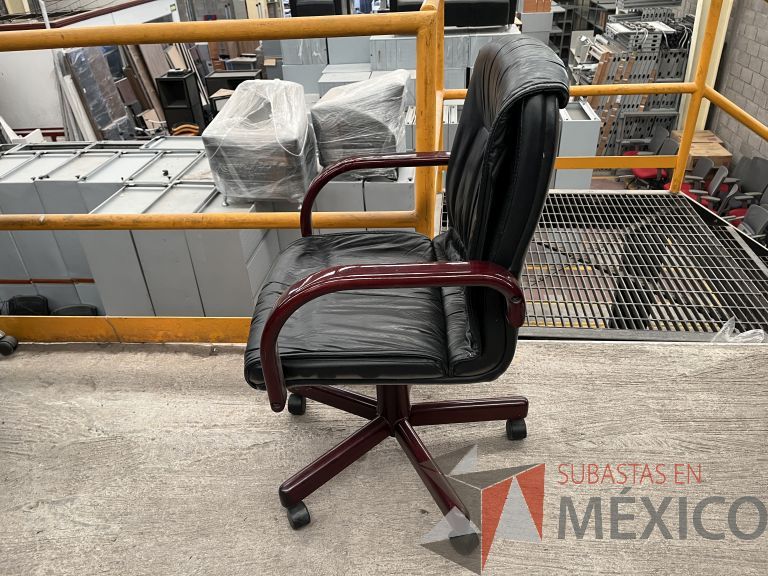 Lote 051 - 5 Sillas operativas con ruedas, descansa brazos de madera, asiento y respaldo en piel - Imagen 2