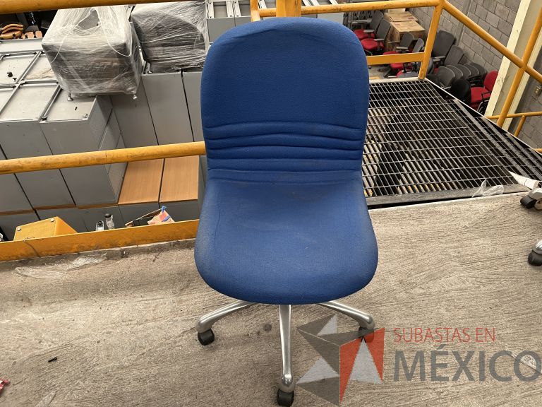 Lote 050 - 5 Sillas secretariales con ruedas, asiento y respaldo en tela color azul