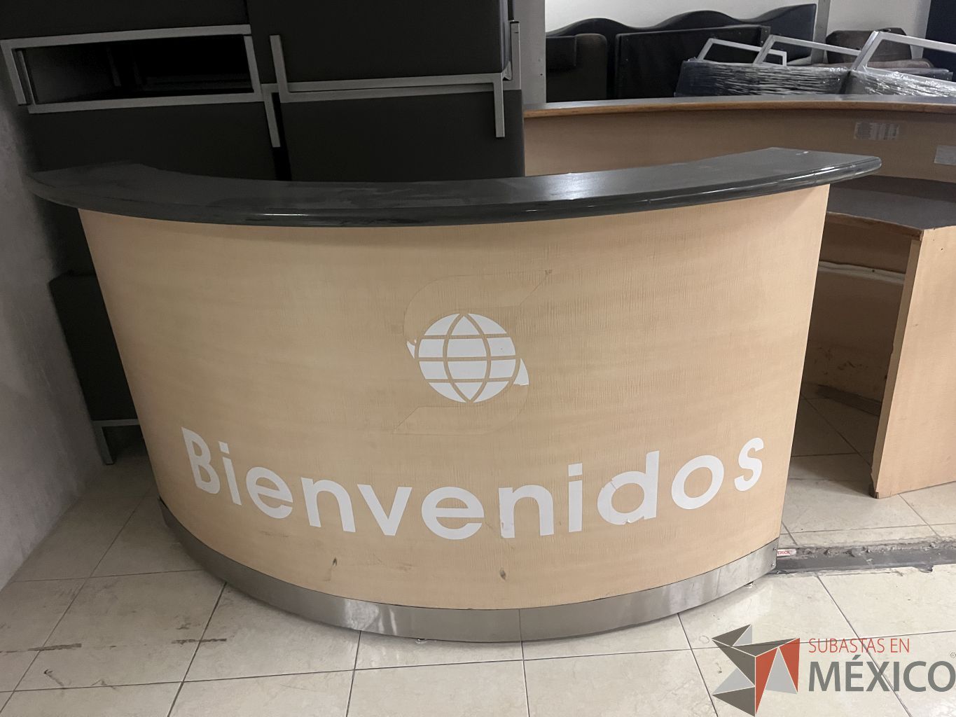 Lote 062 - Lote de mobiliario, componentes de estaciones de trabajo y Máquina de Expresso - Imagen 6
